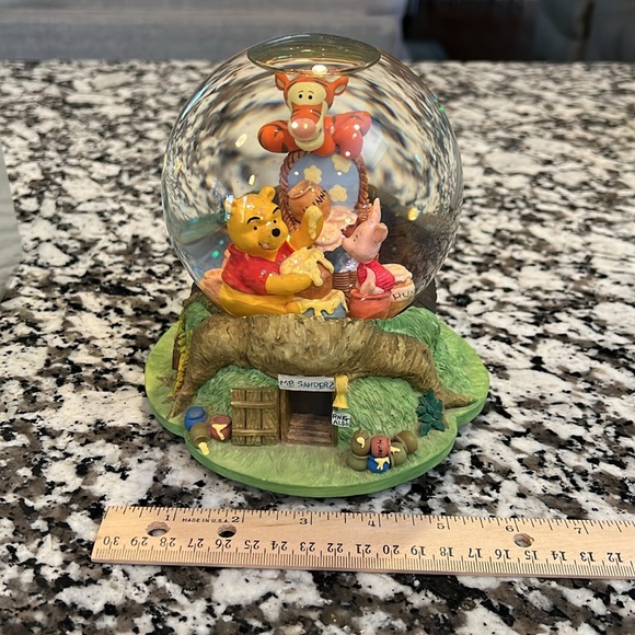 Winnie the Pooh Piglet and Tigger Musical Waterglobe - Picture 8 of 10